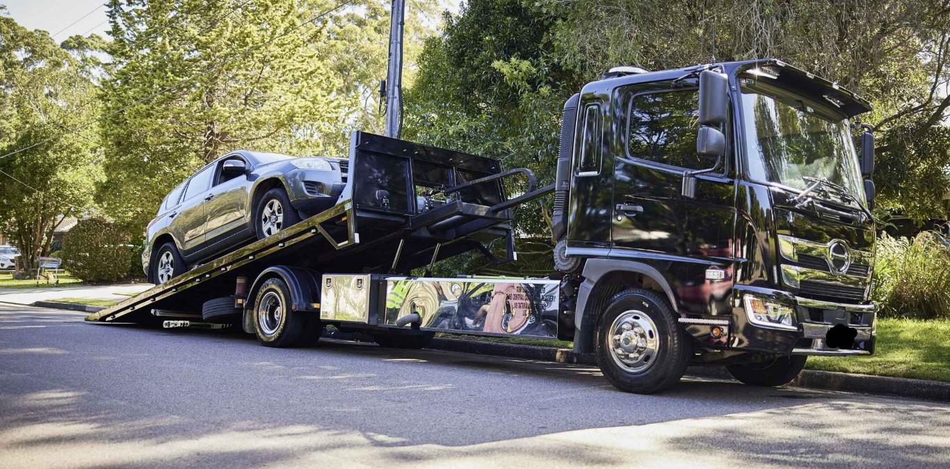 Professional long-distance towing service with flatbed truck transporting an SUV in Arlington Heights, IL