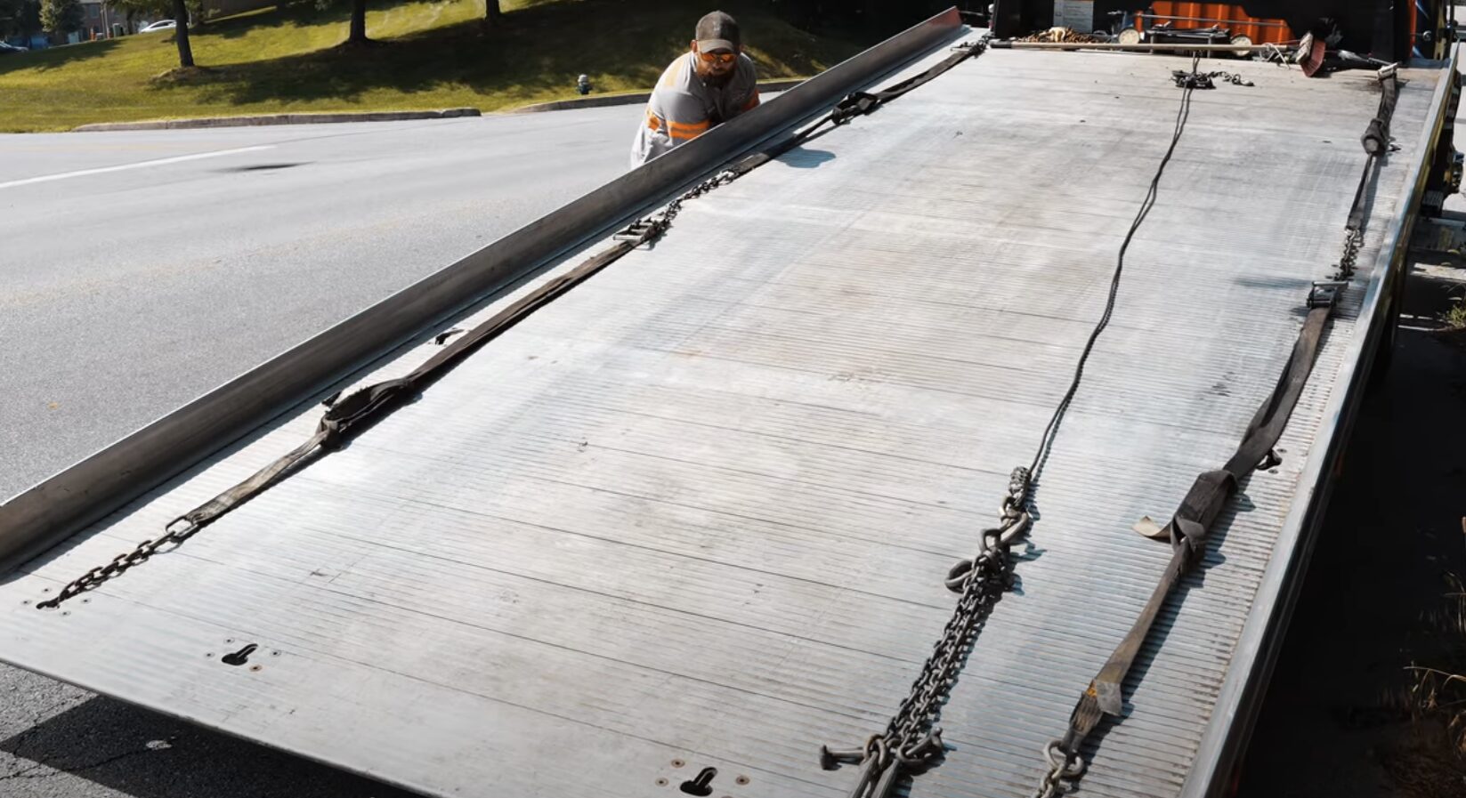 CanDoWorks Arlington Heights Towing - Professional flatbed towing equipment Professional tow truck preparing to load a vehicle on flatbed